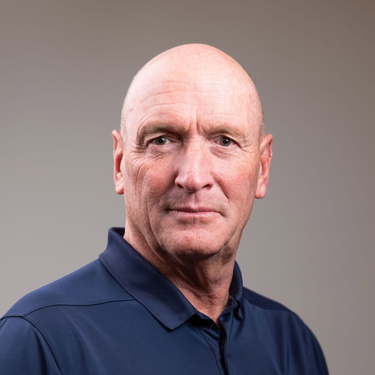 Professionele fysiotherapeut Heerderrein | Zelfverzekerde man in sportief overhemd, expert in fysiotherapie en gezondheidszorg.