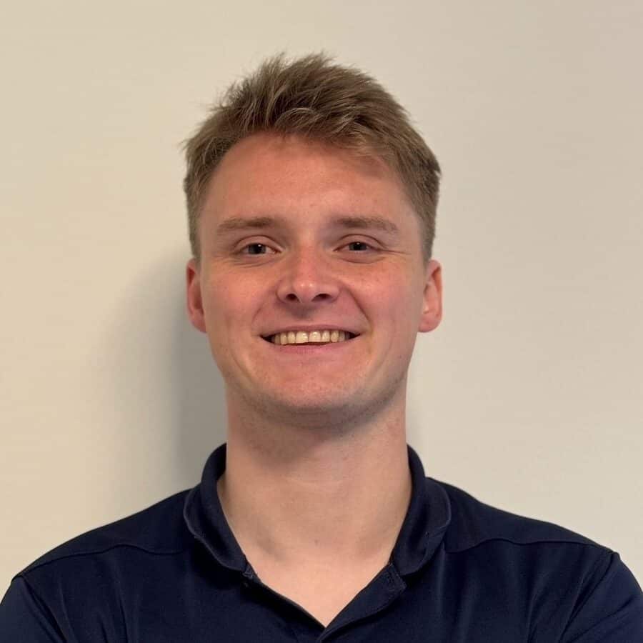 Gezicht van een glimlachende man op de website, gespecialiseerd in fysiotherapie en revalidatie in Heerderrein.